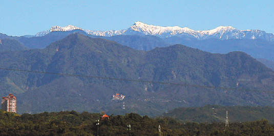 台湾玉山“白头”数十年难见 民众争相拍摄观(图片来源:台湾《联合报》)