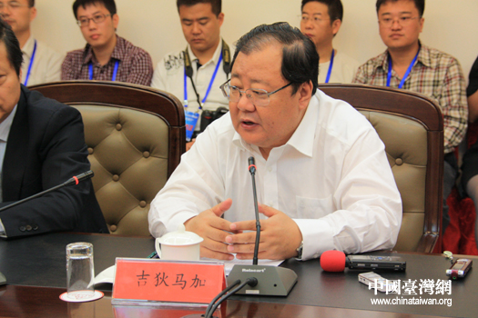 中共青海省委常委,宣传部长吉狄马加在记者见面会上致辞 (中国台湾网