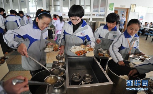 按需自助取餐杜绝食堂浪费浏阳市一中的学生在初中部自助食堂自助