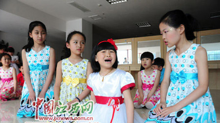 蒋张子怡极富舞台表演天赋,图为其与同学在彩排.
