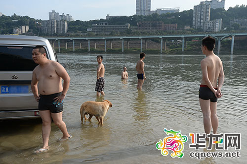 在重庆江北盘溪附近的庙溪嘴码头,两名小男孩瞒着家人下河戏水,结果