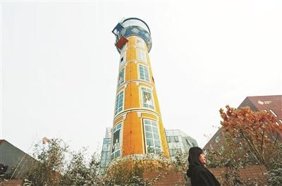 北京一座旧水塔涂鸦穿新衣前身曾是锅炉厂图