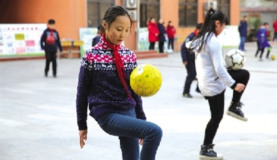 郑州要求50%区属学校开足球课 学生课间做足