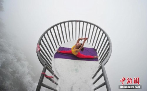 湖南张家界多女子冰天雪地秀瑜伽