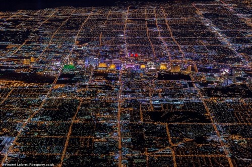 摄影师高空拍摄拉斯维加斯夜景犹如电脑芯片