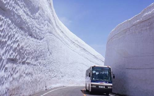 日本"雪墙公路"对外开放 路两侧积雪高达20米