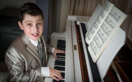 英国11岁音乐神童成最年轻音乐学士(图)