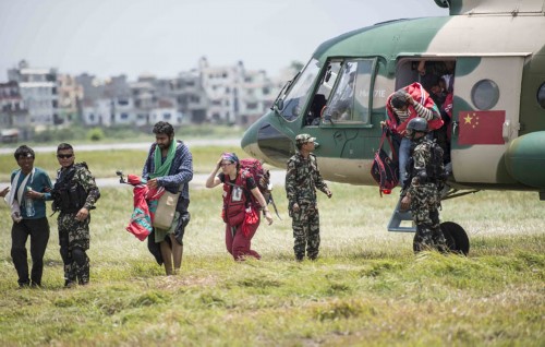 解放军直升机在尼泊尔救援 3天飞百余架次