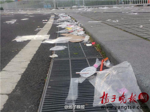 南京奥体演唱会后地面一片狼藉