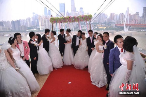 重庆9对新人坐长江索道举行空中婚礼