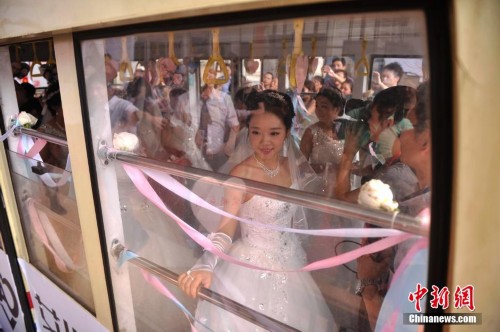 重庆9对新人坐长江索道举行空中婚礼