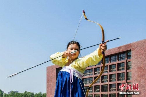 四川大学现“神雕侠侣” 穿汉服上课课余射箭