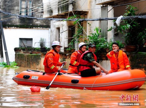 广东怀集江河水位上涨 官兵橡皮艇搜救受灾居民