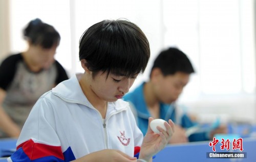 山东某中学“鸡蛋坠地不破”考题选拔优秀生