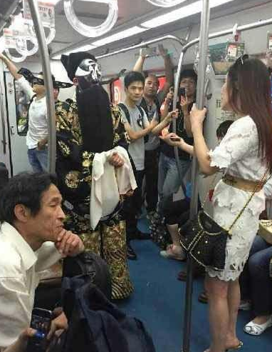 男子扮“包公”乘地铁 蹭脏女乘客被要求赔钱