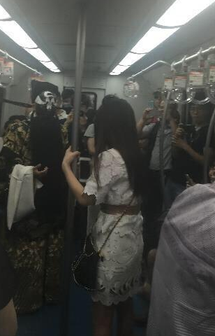 男子扮“包公”乘地铁 蹭脏女乘客被要求赔钱