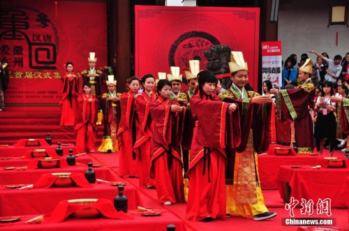 安徽24对青年举办汉式婚 谨遵传统礼仪