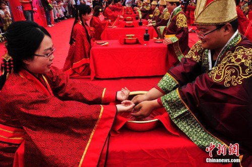 安徽24对青年举办汉式婚 谨遵传统礼仪