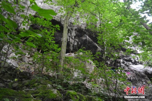 探访绝壁下的山洞人家：住在洞里半个世纪