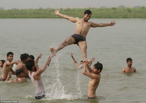 印度50℃高温：民众水中避暑