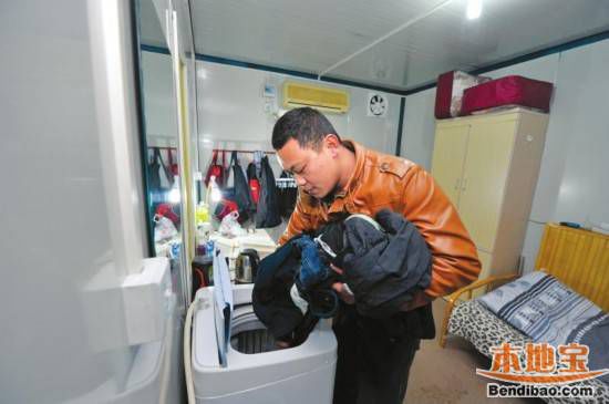 2014年1月，大学生潘渭毕业后，由于生活压力较大，只能选择住在一个12平米的集装箱房屋内。