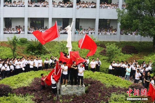 湖南一高中举行誓师大会 学生举红旗向高考宣战