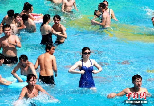 天津现“烧烤”天气 民众水中避暑