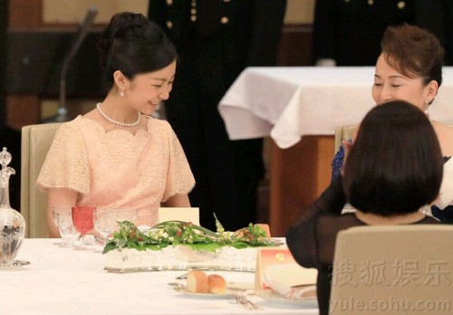 日本佳子公主出席皇宫晚宴 裙装粉嫩可爱