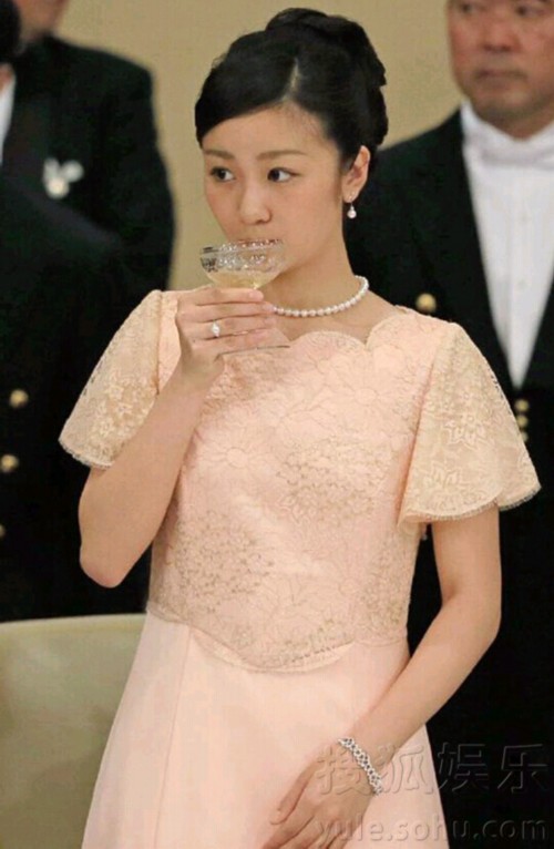 日本佳子公主出席皇宫晚宴 裙装粉嫩可爱