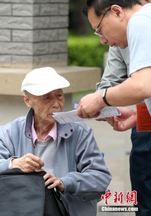 南京86岁老人再战高考