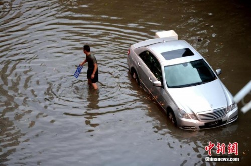 福州降暴雨致内涝 市民水中捞车牌