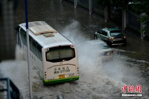 福州降暴雨致内涝 市民水中捞车牌