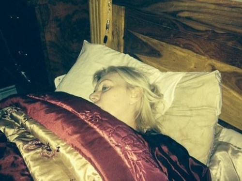 英国47岁女子唐·奈特于2012年接受眼部整容手术，却没想到自己的眼睛从此再也无法闭合，即使是睡觉的时候。（图片来源：《每日邮报》）