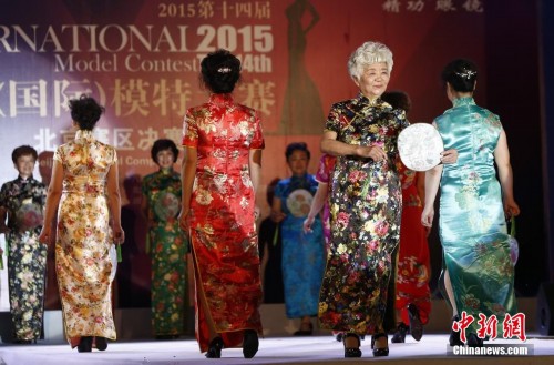 82岁老奶奶惊艳北京大学生模特比赛