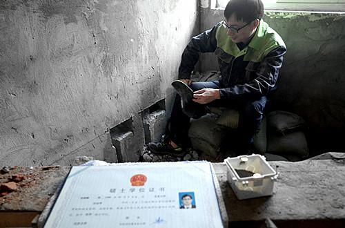 配合采访，孙俊峰拿出了自己的学位证书