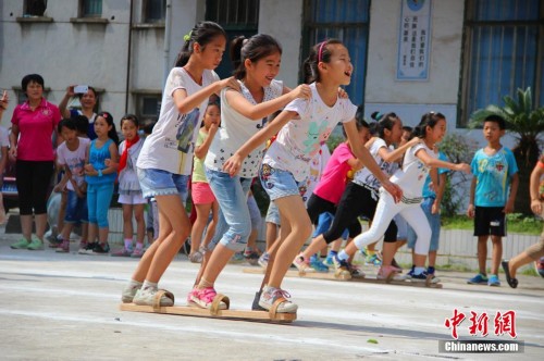广西壮语文学校上演民俗运动会 感受“壮美”文化