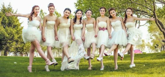 8名女大学生集体拍摄婚纱毕业照(图)