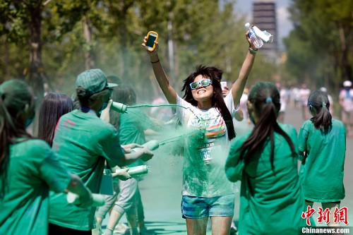 “彩色跑”再袭京城 近三万人园博园狂欢