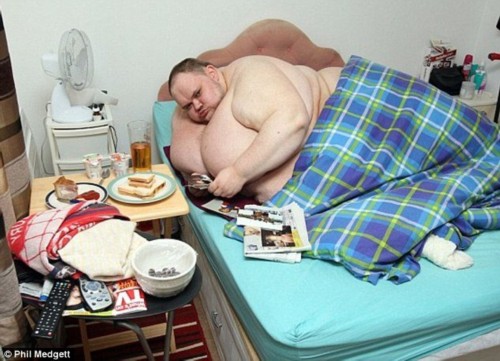 33岁英国最胖男子叫完外卖猝死家中 体重800多斤