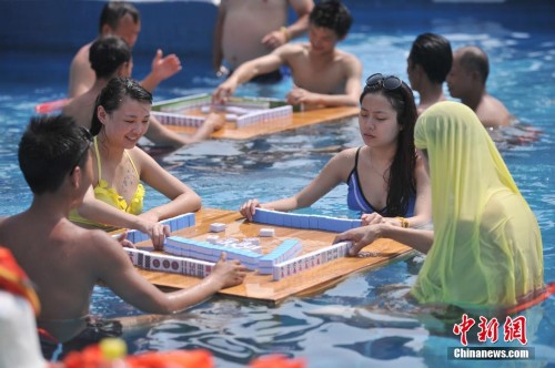 避暑高手在民间：水中玩麻将 餐桌铺河床