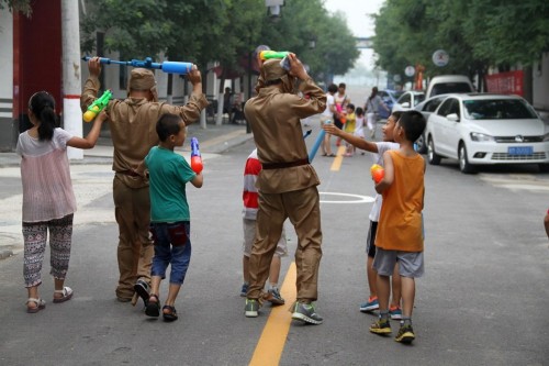 山东景区现儿童扮“八路军” 持水枪打“鬼子”