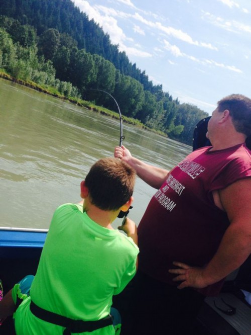 加拿大9岁男孩罗斯曼在大不列颠-哥伦比亚省奇利瓦克附近的弗雷泽河捕获体重超过272公斤的白鲟。（网页截图）
