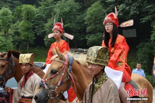 湖北办学生旅游节 高考状元现身骑马游园