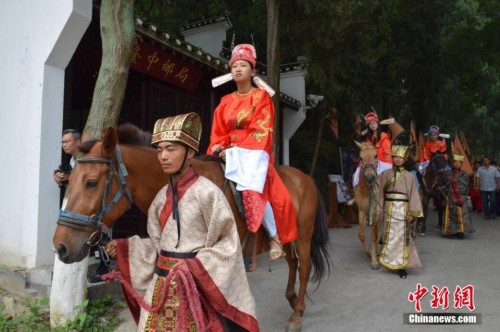 湖北办学生旅游节 高考状元现身骑马游园