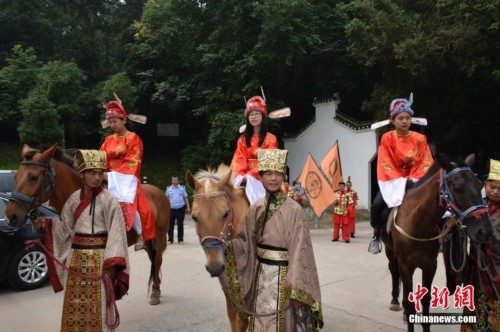 湖北办学生旅游节 高考状元现身骑马游园