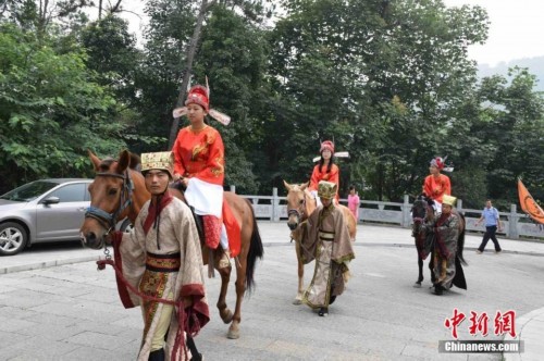 湖北办学生旅游节 高考状元现身骑马游园