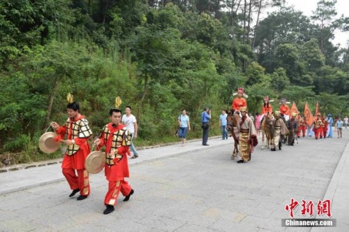 湖北办学生旅游节 高考状元现身骑马游园