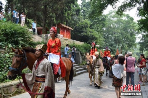 湖北办学生旅游节 高考状元现身骑马游园