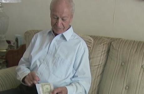 在太太过世一年后，有天找零的钞票上的字句让他泪流满面