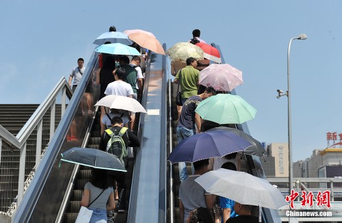 天津入伏高温预警 万名游客涌入水池避暑